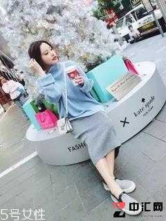 高领毛衣怎么搭配 选择裙子会更美 高领毛衣怎么搭配 选择裙子会更美