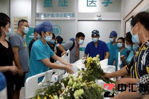 央媒批手术室里全是钱 做手术要给医生塞红包吗