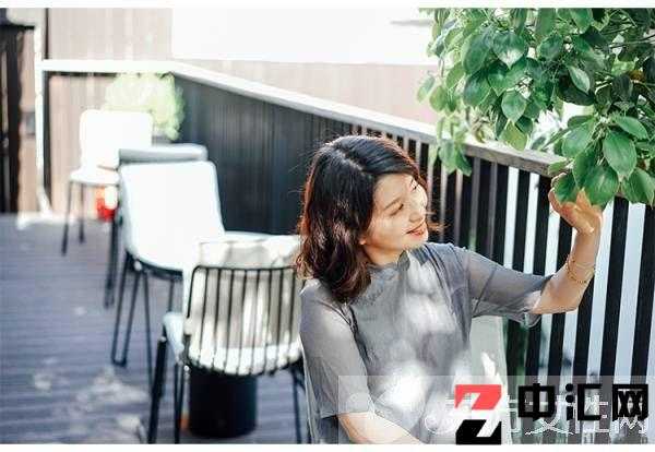 高龄熟女穿衣搭配 魔性大妈也能这么妩媚