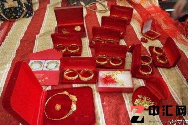 结婚三金什么时候给女方 结婚为什么要送三金